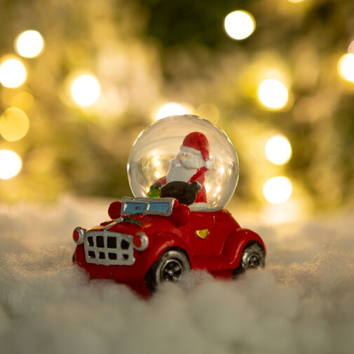 58061D • Karácsonyi hógömb - Mikulás autóval - 8,5 x 5,6 x 7 cm
